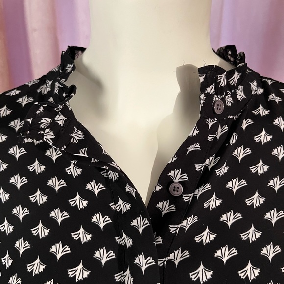 LOFT delicate black blouse with white flowers and ruffled collar and sleeves - Picture 5 of 13